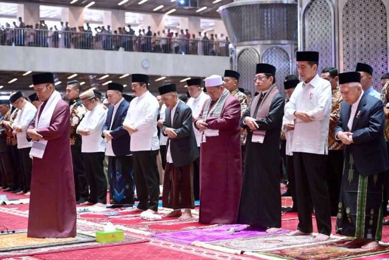 Presiden Jokowi dan Wapres Ma’ruf Amin menunaikan ibadah salat Idulfitri di Masjid Istiqlal, Jakarta, Rabu (10/04/2024). (Foto: BPMI Setpres)