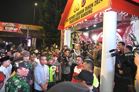 
Pj Gubernur Jabar Bey Machmudin meninjau patroli bersama dan pengamanan malam takbiran Idulfitri 1445 H/2024 di Posko Merdeka dan Cikapayang, Kota Bandung, Selasa (9/4/2024).(Foto: Biro Adpim  Jabar)
