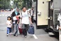 
Sejumlah keluarga bergegas naik bus yang akan membawa mereka mudik ke kampung halaman. Mereka mengikuti program Mudik Asyik Bersama BUMN Tahun 2024, yang dilepas Pj Gubernur Jawa Barat Bey Machmudinl di Jalan Diponegoro (depan Gedung Sate), Kota Bandung, Jumat (5/4/2024).(Foto: Biro Adpim Jabar)
