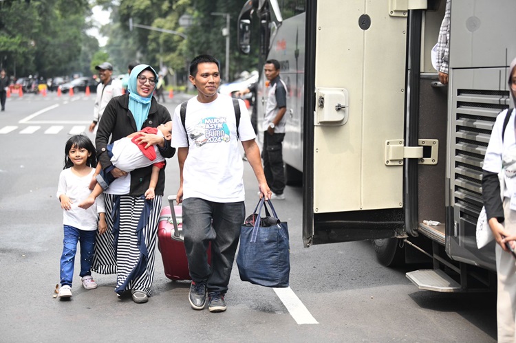 
Sejumlah keluarga bergegas naik bus yang akan membawa mereka mudik ke kampung halaman. Mereka mengikuti program Mudik Asyik Bersama BUMN Tahun 2024, yang dilepas Pj Gubernur Jawa Barat Bey Machmudinl di Jalan Diponegoro (depan Gedung Sate), Kota Bandung, Jumat (5/4/2024).(Foto: Biro Adpim Jabar)
