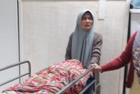 
Orangtua korban  tengah berada di kamar jenazah RSUD Otto Iskandardinata, di Jalan Gading Tutuka, Senin (15/4/2024), sekitar pukul 20.00 WIB.(Foto: Ist)

