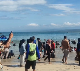 Pantai Pangandaran dipadati pengunjung (Foto: denkur/dara.co.id)