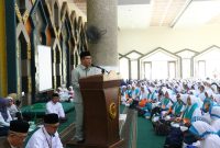 
Bupati Bandung Dadang Supriatna melepas 2.955 calon jemaah haji di Masjid Al Fathu Komplek Pemkab Bandung, Soreang, Selasa (30/4/2024). (Foto: diskominfo)

