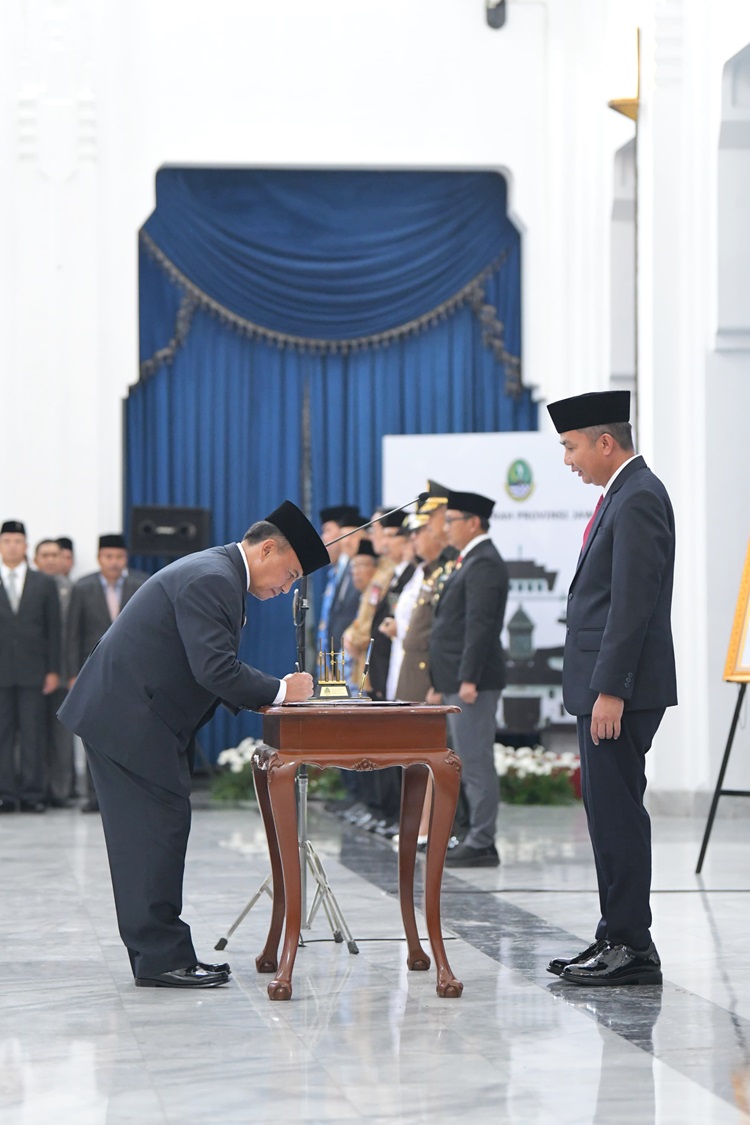 
 Pj Gubernur Jawa Barat Bey Machmudin melantik Herman Suryatman sebagai Sekretaris Daerah Provinsi Jawa Barat di Aula Barat Gedung Sate, Kota Bandung, Senin (1/4/2024) (Foto: Adpim Jabar)