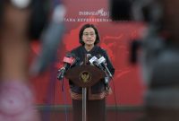 Menkeu Sri Mulyani memberikan keterangan pers, di Kompleks Istana Kepresidenan Jakarta, Jumat (05/04/2025). (Foto: Humas Setkab/Deva)
