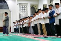
Sekretaris Daerah Provinsi Jawa Barat Herman Suryatman Tarawih  di Masjid Al-Ikhlas Kodam III/Siliwangi, Kota Bandung, Selasa (2/4/2024) malam. (Foto: biro admin jabar) 
