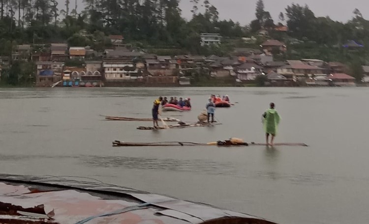 
Petugas gabungan Basarnas, BPBD Kabupaten Bandung dan Polsek Pangalengan masih melakukan pencarian korban, Rabu (10/4/2024). (Foto: BPBD Kab. Bandung)

