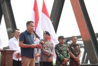 
Pj Gubernur Jawa Barat Bey Machmudin meresmikan Penggunaan Kembali dan Menyerahkan Aset Jembatan Cikarang kepada Pemerintah Kabupaten Bekasi di Jembatan Cikarang I, Kabupaten Bekasi, Rabu (1/5/2024).(Foto: Biro Adpim Jabar)
