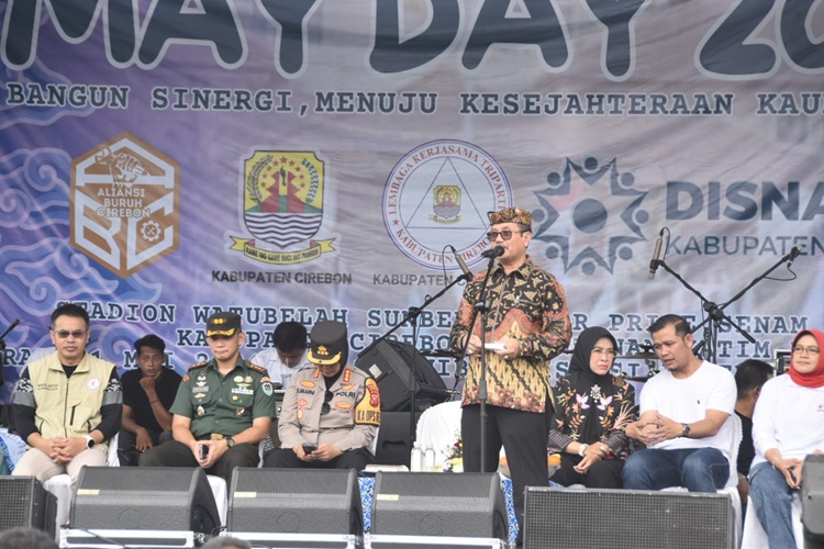 
Bupati Cirebon, Drs H. Imron, M.Ag, menegaskan pentingnya menjaga kedamaian pada momen hari buruh (Foto: bambang/dara)
