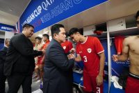 

Ketua Umum PSSI Erick Thohir bersama Menpora Dito Ariotedjo menyalami pemain Timnas Indonesia U-23 usai bertanding melawan Uzbekistan di Stadion Abdullah bin Khalifa, Doha, Qatar, Senin (29/4/2024). (Foto: PSSI)

