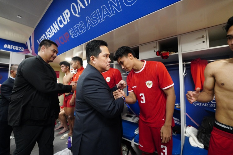 

Ketua Umum PSSI Erick Thohir bersama Menpora Dito Ariotedjo menyalami pemain Timnas Indonesia U-23 usai bertanding melawan Uzbekistan di Stadion Abdullah bin Khalifa, Doha, Qatar, Senin (29/4/2024). (Foto: PSSI)

