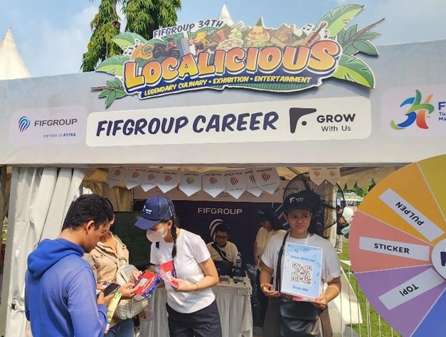 Keseruan aktivitas Young Talents yang melakukan scan QR Code di Booth Jobfair-Growing at
FIFGROUP pada perhelatan FIFGROUP 34th LOCALICIOUS tahun sebelumnya (Foto: Istimewa)