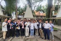 
 Ernawan Natasaputra bersama para pendukungnya usai daftar ke Gerindra Kabupaten Bandung Barat. (Foto: heny/dara)
