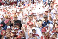 
Pj Gubernur Jawa Barat Bey Machmudin berfoto bersama saat Acara Peringatan Hari Pendidikan Nasional Tahun 2024 Tingkat Provinsi Jawa Barat di Lapangan Sempur, Kota Bogor, Kamis (2/5/2024). (Foto:Adpim Jabar)