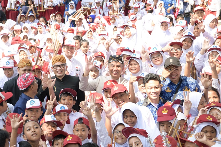 
Pj Gubernur Jawa Barat Bey Machmudin berfoto bersama saat Acara Peringatan Hari Pendidikan Nasional Tahun 2024 Tingkat Provinsi Jawa Barat di Lapangan Sempur, Kota Bogor, Kamis (2/5/2024). (Foto:Adpim Jabar)