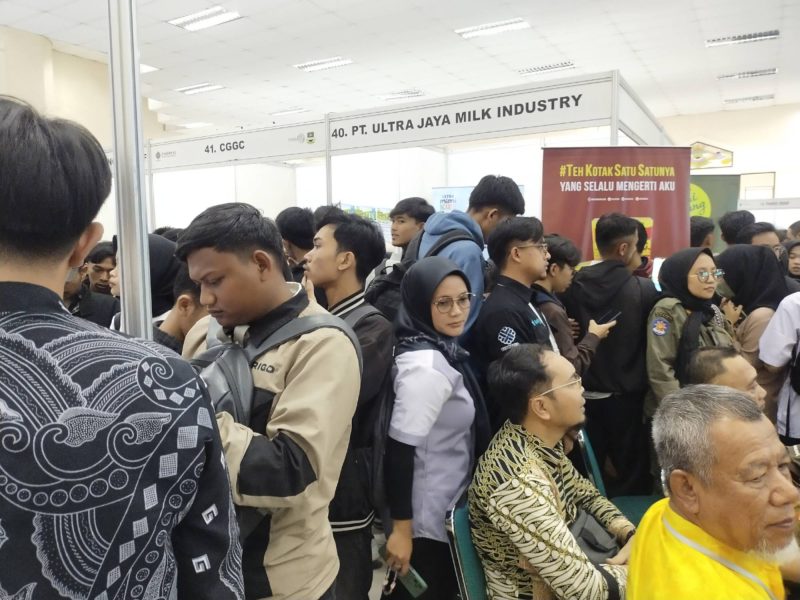 Para pencari kerja yang berdesakan di Job Fair KBB (Foto: Istimewa)
