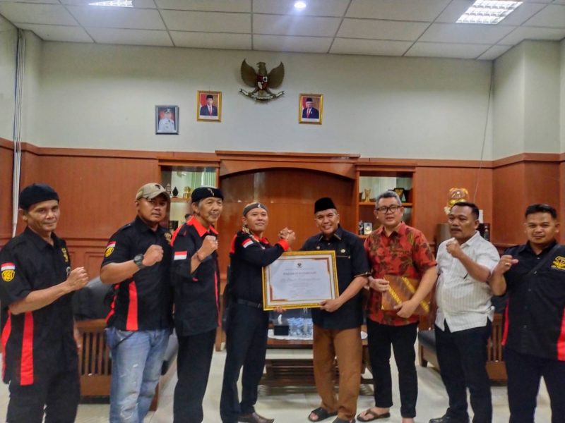  Arsan Latif saat menerima piagam penghargaan dari Ketua Umum LSM Penjara (Foto: Istimewa)