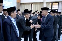 
Penjabat Gubernur Jawa Barat Bey Machmudin menyalami pejabat Kementrian Agama saat mengukuhkan PPIH Jabar oleh Kementerian Agama RI, di Asrama Haji Kota Bekasi, Jawa Barat, Selasa (30/4/2024) sore. (Foto: admin jabar)

