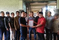 Pamriadi (baju merah) menerima surat pernyataan sikap dari 14 PAC PDIP KBB (Foto: Istimewa)