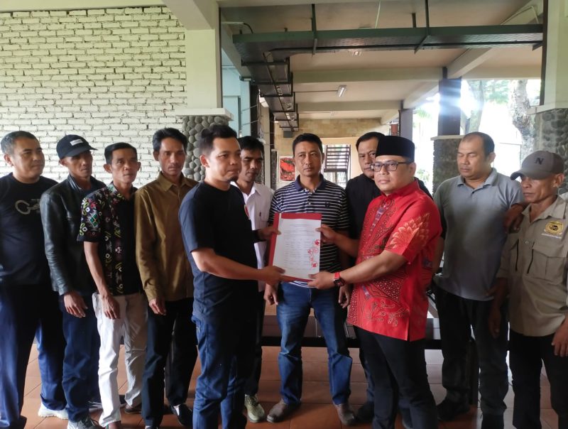 Pamriadi (baju merah) menerima surat pernyataan sikap dari 14 PAC PDIP KBB (Foto: Istimewa)