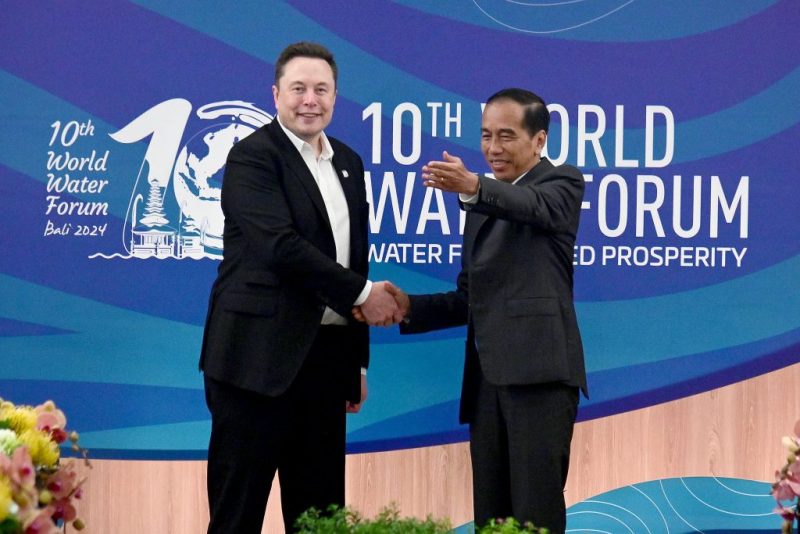 Presiden Jokowi mengadakan pertemuan dengan CEO SpaceX dan Tesla, Elon Musk, di sela-sela Forum Air Sedunia (World Water Forum) ke-10 yang berlangsung di Bali International Convention Center (BICC), Kabupaten Badung, Provinsi Bali pada Senin, (20/05/2024). (Foto: Biro Pers, Media & Informasi Setpres)
