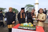 
Pj Bupati Bandung Barat Arsan Latif memberikan potongan tumpeng kepada Ketua DPRD KBB Rismanto didamoing Sekda KBB Ade Zakir dan Kadisdik KBB Asep Dendih. (Foto: heny/dara) 
