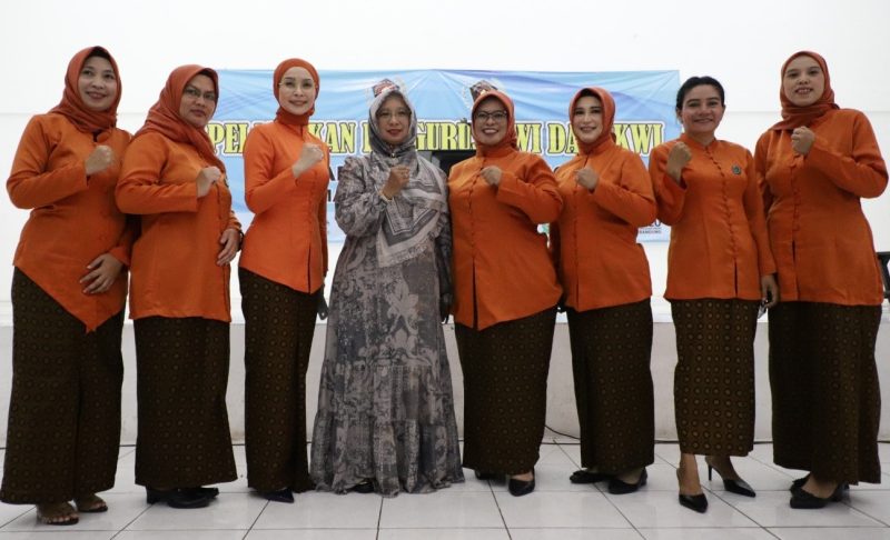 Ketua IKWI Kabupaten Bandung Yeni Herlina (sebelah kanan Ibu Bupati Bandung, Emma Dety Dadang Supriatna usai acara pelantikan IKWI (Foto: Istimewa)