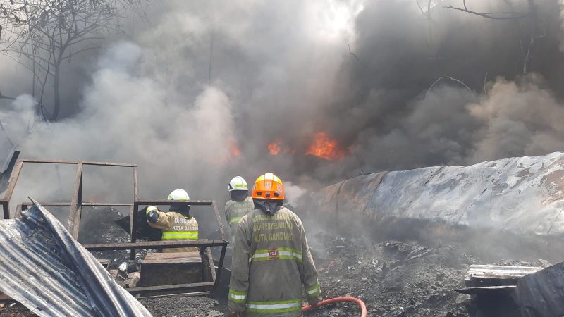 Sebuah pabrik di Panylileukan Bandung kebakaran (Foto: kejakimpolnews/istimewa)