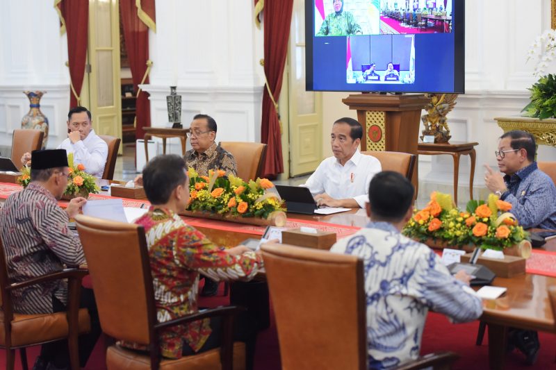 Presiden Jokowi memimpin Ratas mengenai Penanganan Pengungsi Erupsi Gunung Ruang, di Jakarta, Jumat (03/05/2024). (Foto: Humas Setkab./Agung)
