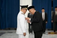 
Pj Gubernur Jabar Bey Machmudin Melantik Penjabat Bupati Bandung Barat di Gedung Sate, Sabtu (15/6/2024).(Foto: biro adpim)