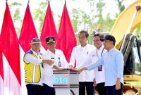 Presiden RI Joko Widodo meletakkan batu pertama (ground breaking) Pembangunan Gedung Kantor PT Bank Tabungan Negara Persero Tbk, di Kabupaten Penajam Paser Utara, Provinsi Kalimantan Timur, Rabu (05/06/2024). (Foto: BPMI Setpres/ Rusman)
