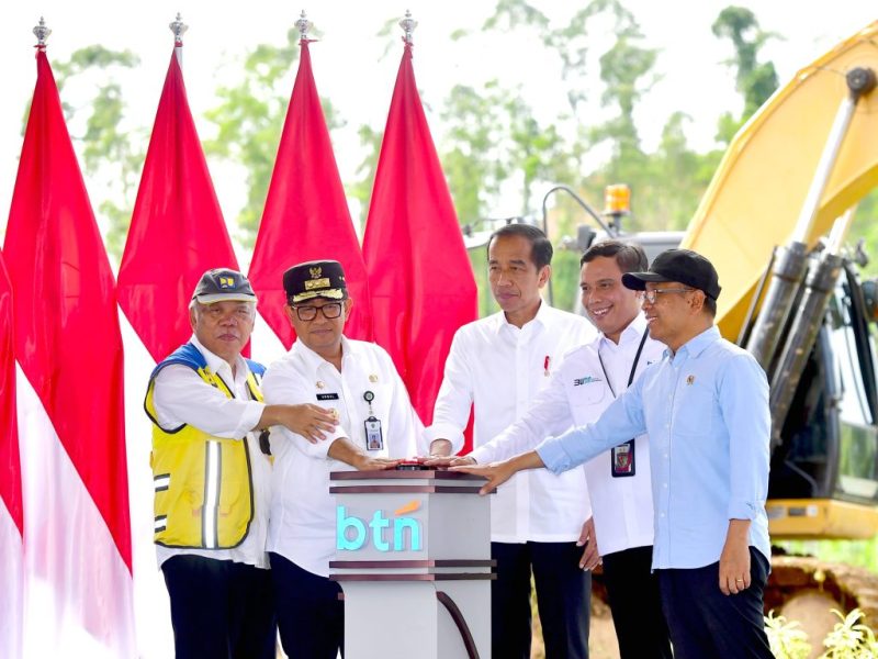 Presiden RI Joko Widodo meletakkan batu pertama (ground breaking) Pembangunan Gedung Kantor PT Bank Tabungan Negara Persero Tbk, di Kabupaten Penajam Paser Utara, Provinsi Kalimantan Timur, Rabu (05/06/2024). (Foto: BPMI Setpres/ Rusman)
