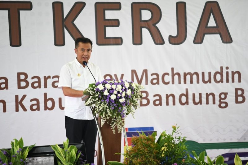 
Penjabat Gubernur Jawa Barat Bey Machmudin memberikan arahan dalam acara pertemuan Gubernur Jabar dengan Camat se-Kabupaten Bandung di kantor Bupati Bandung Barat, Senin (24/6/2024).(Foto: Biro Adpim Jabar)