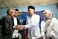 

Penjabat Gubernur Jawa Barat Bey Machmudin besama istri memberikan santunan kepada waga usa salat Idul Adha 1445 Hijriah di Desa Jayagiri, Lembang, Kabupaten Bandung Barat, Senin (17/6/2024). Di lokasi tersebut Bey menyerahkan hewan kurban sapi pasundan dan domba asli Jabar.(Foto: Biro Adpim Jabar)
