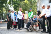 Penjabat (Pj.) Gubernur Jawa Barat Bey Machmudin menghadiri peringatan Hari Lanjut Usia Nasional (HLUN) ke-28 Tingkat Provinsi Jabar di Gedung Sate, Kota Bandung, Rabu (19/6/2024).(Foto: biro adpim jabar)

