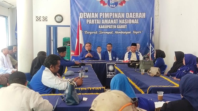 Mantan Bupati Garut periode 2004-2009, H. Agus Supriadi, mengembalikan formulir pendaftaran balon bupati Garut ke DPD PAN Garut di Jalan Terusan Pembangunan, Kecamatan Tarogong Kidul, Kabupaten Garut, Senin (10/6/2024)(Foto: Istimewa)