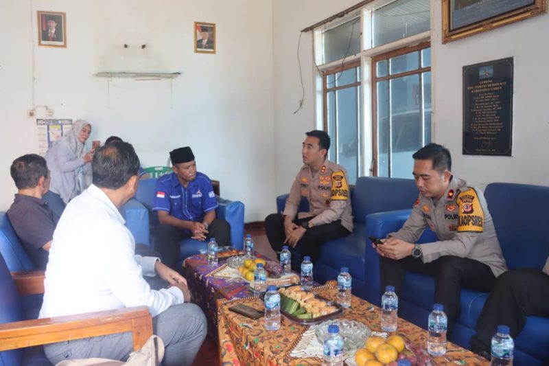 Kapolres Garut, Rohman Yonky Dilatha saat berkunjung ke salah satu partai politik (Foto: Istimewa)