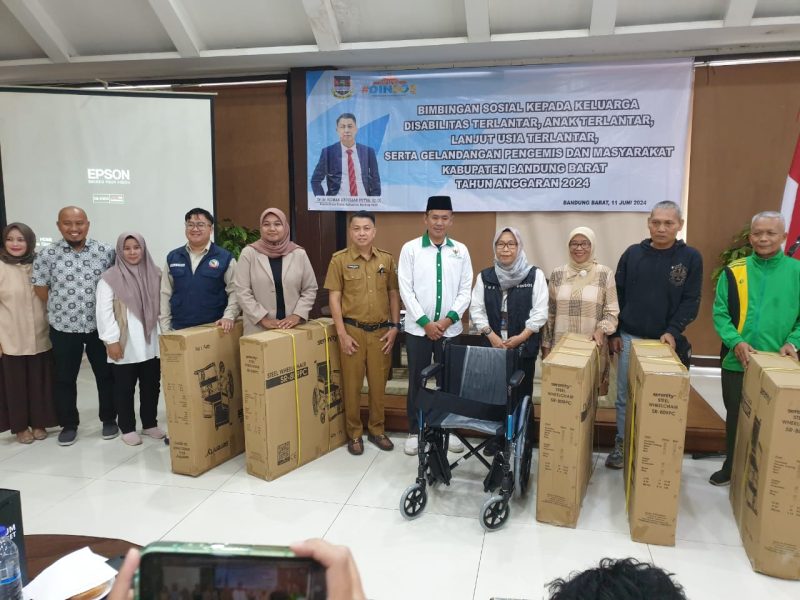 Kepala Dinsos KBB Ridwan Abdullah Putra saat menyerahkan bantuan alat bantu kepada PPSK (Foto: Istimewa)