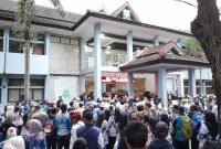 Aksi unjuk rasa ribuan guru honorer yang tergabung dalam dalam Forum Aliansi Guru dan Karyawan (FAGAR) di Gedung DPRD Garut, Jalan Patriot, Kecamatan Tarogong Kidul, Kabupaten Garut diwarnai kericuhan, Jumat (14/6/2024)(Foto: Istimewa)