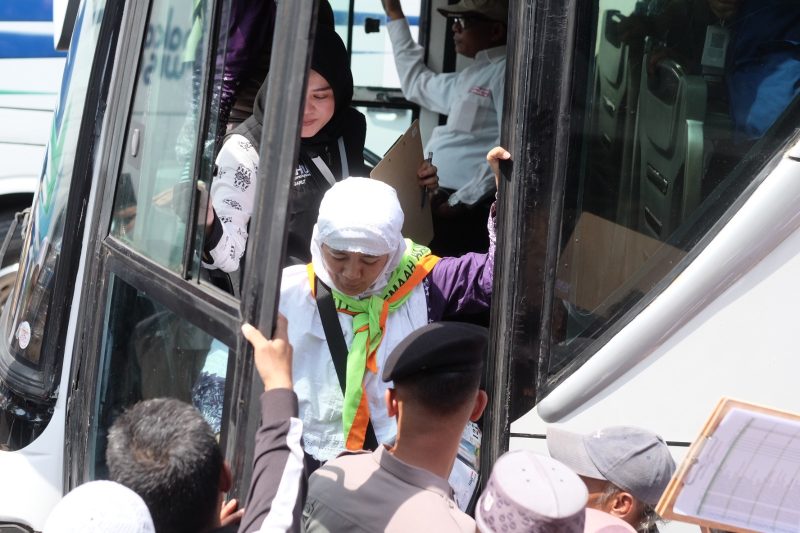 -Suasana haru menyambut kepulangan jamaah haji asal Garut di area Pendopo, Kecamatan Garut Kota, Kabupaten Garut, Minggu (23/6/2024)(Foto: Istimewa)