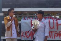 Sejumlah mahasiswa yang tergabung dalam Kesatuan Aksi Mahasiswa Muslim Indonesia (KAMMI) Garut,  menggelar aksi di depan gerbang kantor Kejari Garut, Jalan Merdeka, Kecamatan Tarogong Kidul, Kabupaten Garut, Kamis (20/6/2024)(Foto: Istimewa)
