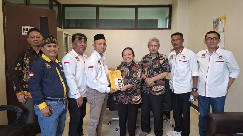 
Ceu Popong menyerahkan Buku tentang Ceu Popong kepada Sekretaris FPK KBB, Ujang Suryaman. (Foto: heny/dara)
