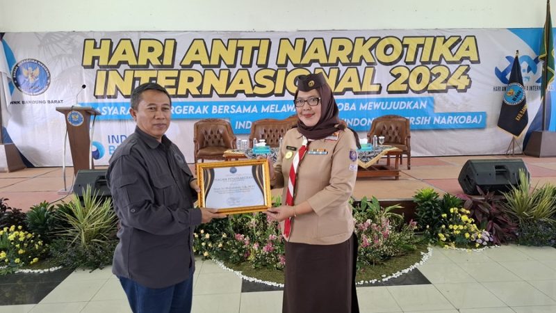 
 Kepala BNNK Bandung Barat Yeyet Sri Mulyanawati menerima Piagam Penghargaan sebagai nara sumber dari Kepala BNNK Bandung Barat M. Yulian. (foto: heny/dara)
