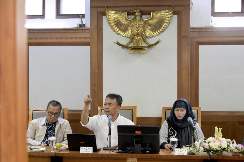 
Sekretaris Daerah Provinsi Jawa Barat Herman Suryatman memberikan arahan pada Rapat Koordinasi Dinas Kesehatan Provinsi dan Kabupaten/Kota di Wilayah Jawa Barat Tahun 2024 di Gedung Sate, Kota Bandung, Jumat (21/6/2024).(Foto: Biro Adpim Jabar)