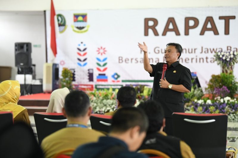 
Sekda Jabar Herman Suryatman memberikan arahan dalam acara pertemuan Gubernur Jabar dengan Camat se-Kabupaten Bandung Barat di kantor Bupati Bandung Barat, Senin (24/6/2024).(Foto: Biro Adpim Jabar)