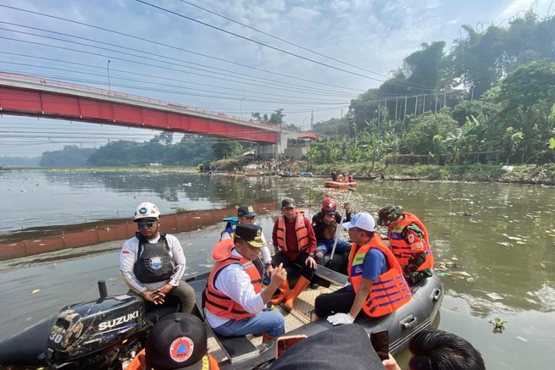 
Sekda Jabar Herman Suryatman meninjau kondisi Sungai Citarum di kawasan Jembatan Babakan Sapan (BBS) Batujajar, Desa Selacau, Kecamatan Batujajar, Kabupaten Bandung Barat, Selasa (18/6/2024).(Foto: Biro Adpim Jabar)
