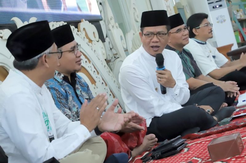 
Bupati Bandung Dadang Supriatna bersilahturahmi dengan para ulama dan pimpinan ormas Islam se-Kabupaten Bandung di Rumah Dinas Bupati Bandung, Jum'at (19/6/2024).(Foto: diskominfo)
