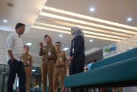 Penjabat Gubernur Jawa Barat Bey machmudin saat mengunjungi kantor DPMPTSP Jabar di Bandung beberapa waktu lalu.