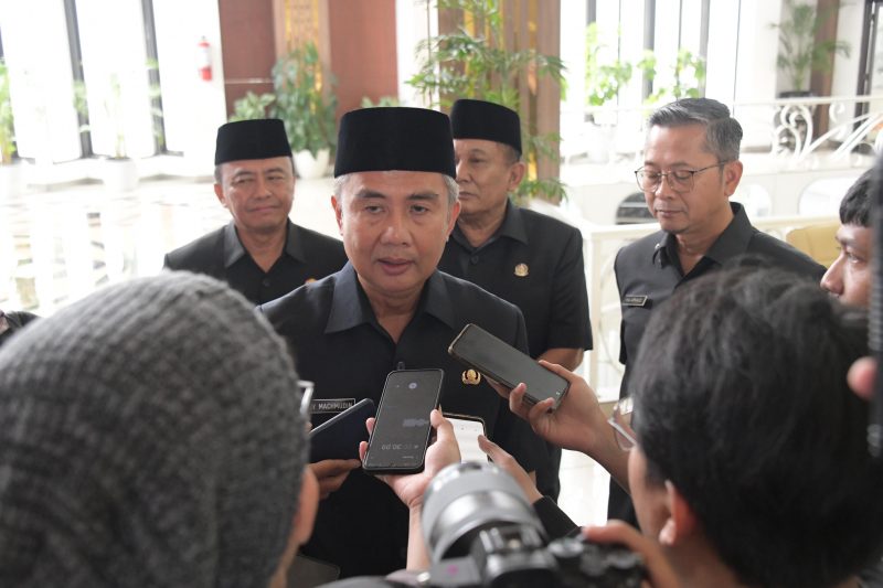 
Pj. Gubernur Jabar Bey Machmudin usai Rapat Paripurna DPRD Provinsi Jawa Barat di Gedung DPRD Provinsi Jawa Barat, Kota Bandung, Senin (24/6/2024). (Foto: adpim jabar)