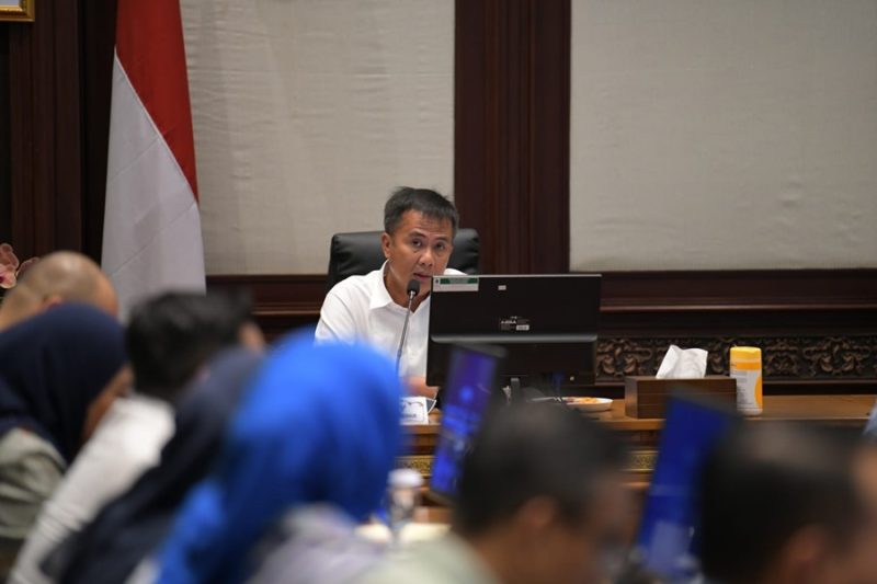 
Penjabat Gubernur Bey Machmudin saat memimpin Rapat Pimpinan di Gedung Sate Bandung, Jumat (21/6/2024). (Foto: adpim jabar) 